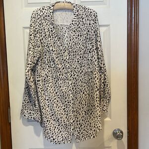 Torrid Women’s Oversized Animal Print  Rayon Shirt Button-Up Long Sleeve Size 2